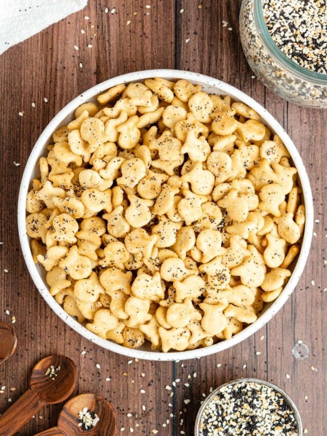 everything bagel goldfish crackers in a bowl.